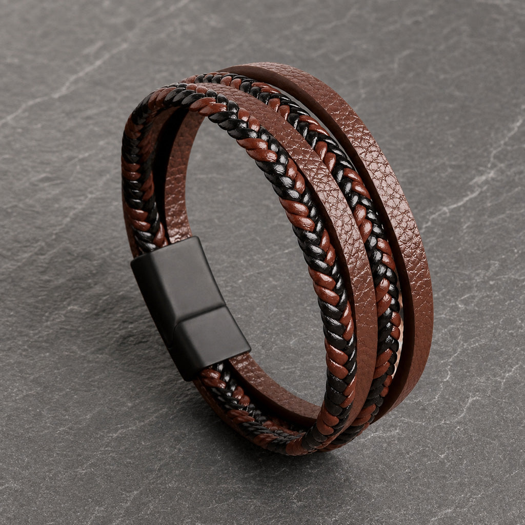 Lederarmband mehrreihig in braun mit Magnetverschluss aus schwarzem Edelstahl auf Schieferplatte