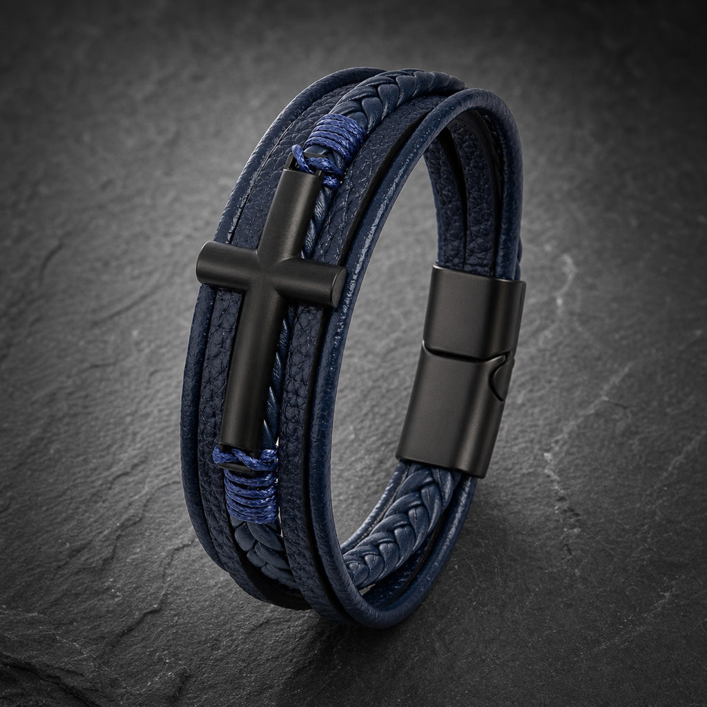 Lederarmband mehrreihig in blau mit schwarzem Kreuz aus Edelstahl auf Schieferplatte