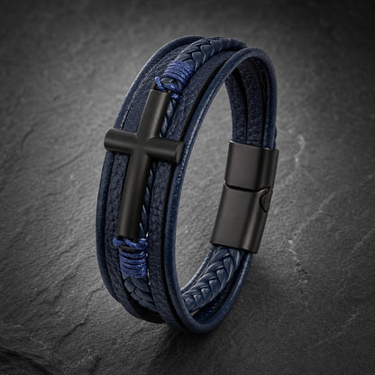 Lederarmband mehrreihig in blau mit schwarzem Kreuz aus Edelstahl auf Schieferplatte