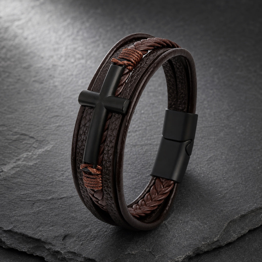Lederarmband mehrreihig in braun mit schwarzem Kreuz aus Edelstahl auf Schieferplatte