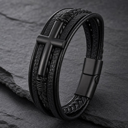 Lederarmband mehrreihig in schwarz mit schwarzem Kreuz aus Edelstahl auf Schieferplatte