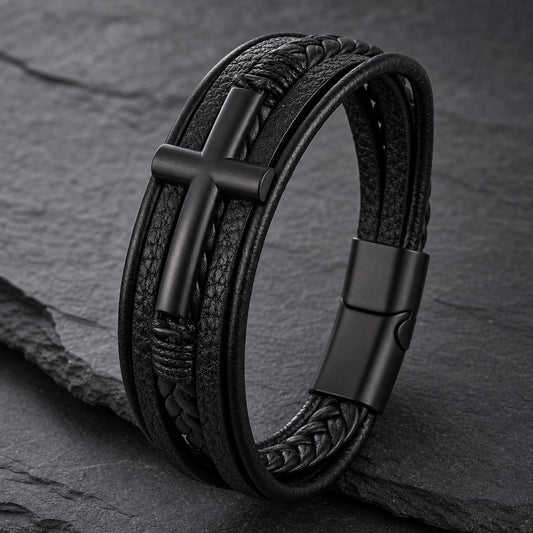 Lederarmband mehrreihig in schwarz mit schwarzem Kreuz aus Edelstahl auf Schieferplatte
