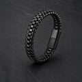 Schwarzes Herren Lederarmband mit Edelstahldetails und Magnetverschluss.