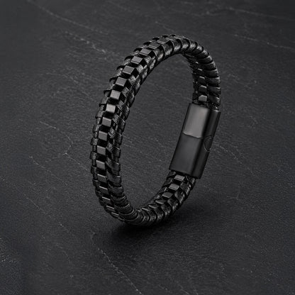 Schwarzes Herren Lederarmband mit Edelstahldetails und Magnetverschluss.