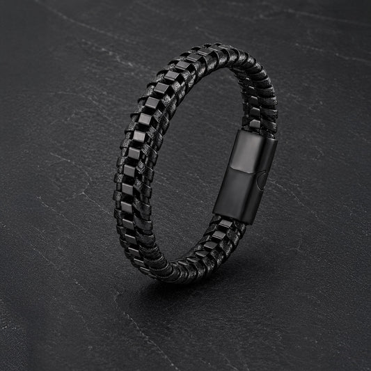 Schwarzes Herren Lederarmband mit Edelstahldetails und Magnetverschluss.