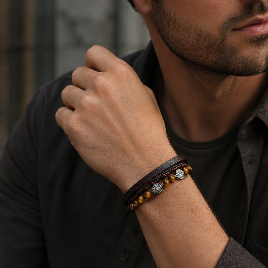 Herren Lederarmband braun mit Tigerauge Perlen und Lebensbaum Anhängern getragen am Handelenk.
