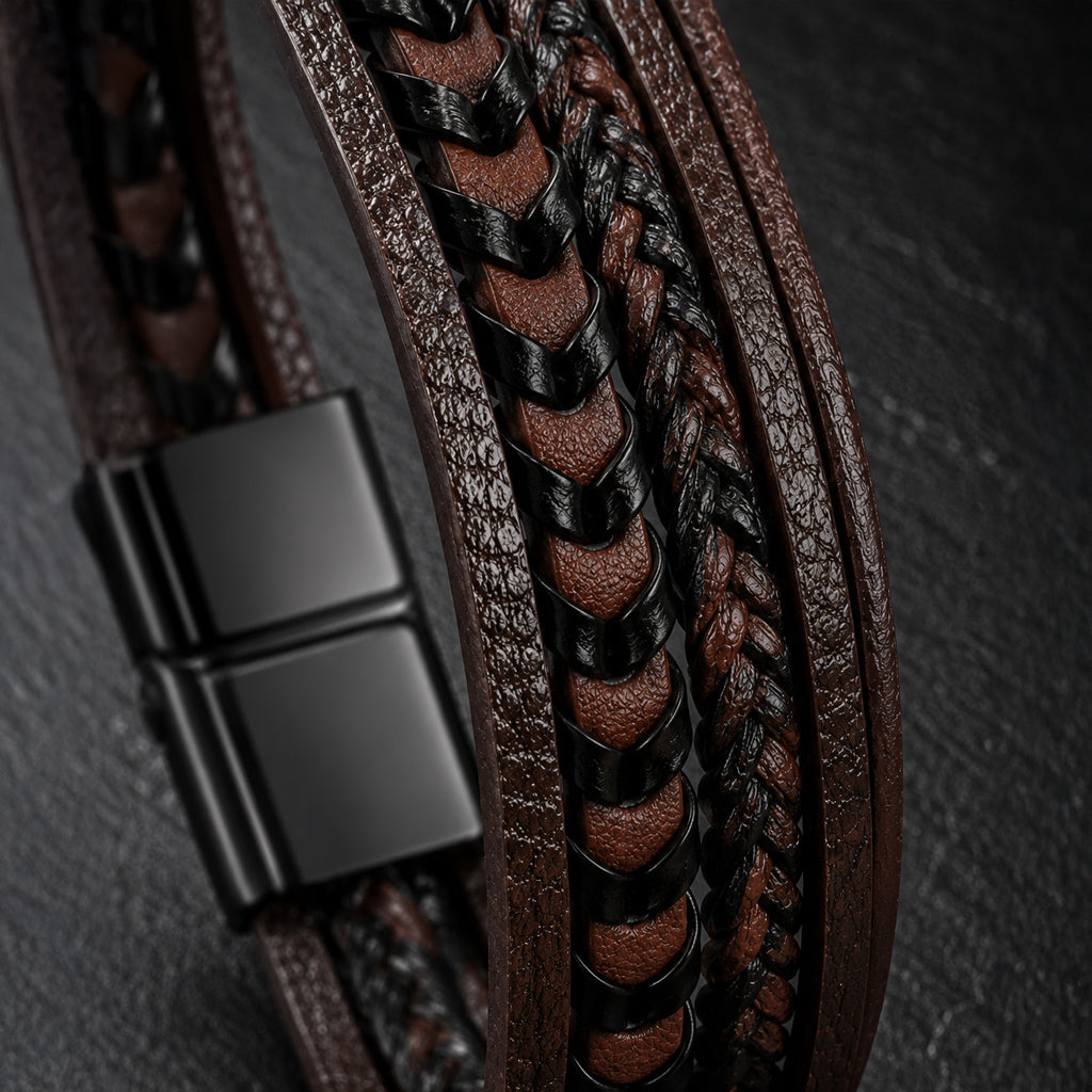 Detailaufnahme eines schwarz-braunen Herren Lederarmbands mit geflochtenen Strängen.
