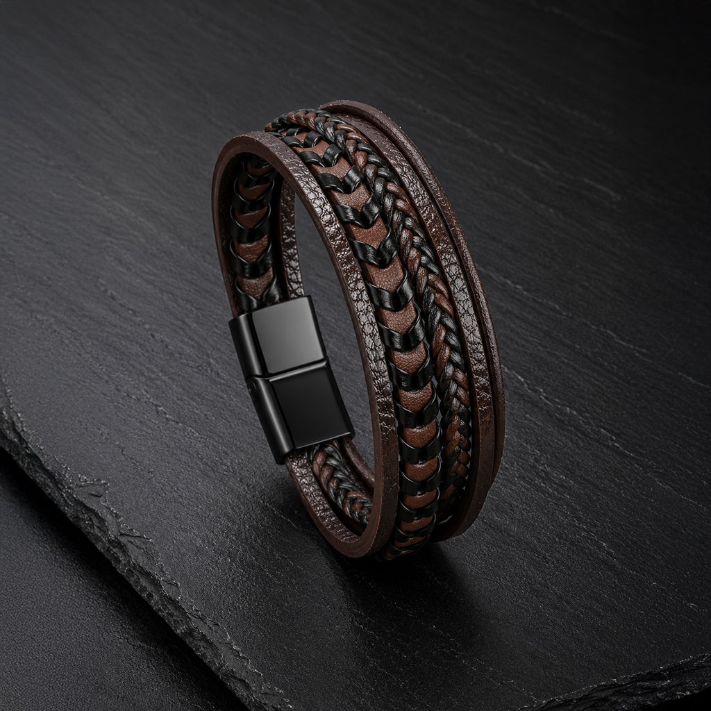 Mehrsträngiges Herren Lederarmband in Schwarz und Braun mit Magnetverschluss.