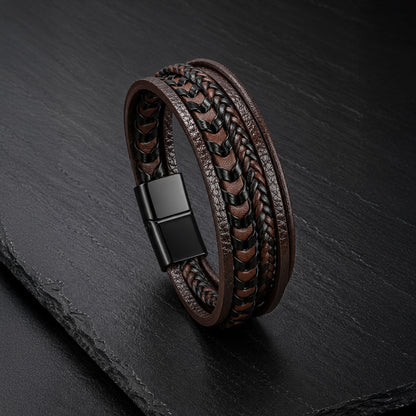 Mehrsträngiges Herren Lederarmband in Schwarz und Braun mit Magnetverschluss.