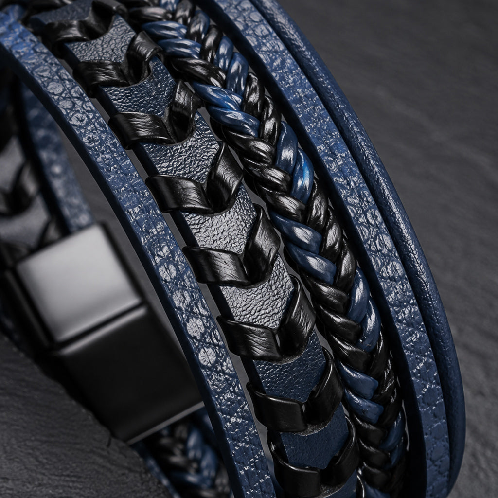 Detailaufnahme eines schwarz-dunkelblauen Herren Lederarmbands mit geflochtenen Strängen.