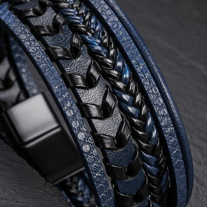 Detailaufnahme eines schwarz-dunkelblauen Herren Lederarmbands mit geflochtenen Strängen.