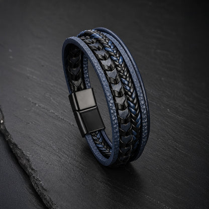 Mehrsträngiges Herren Lederarmband in Schwarz und Dunkelblau mit Magnetverschluss.