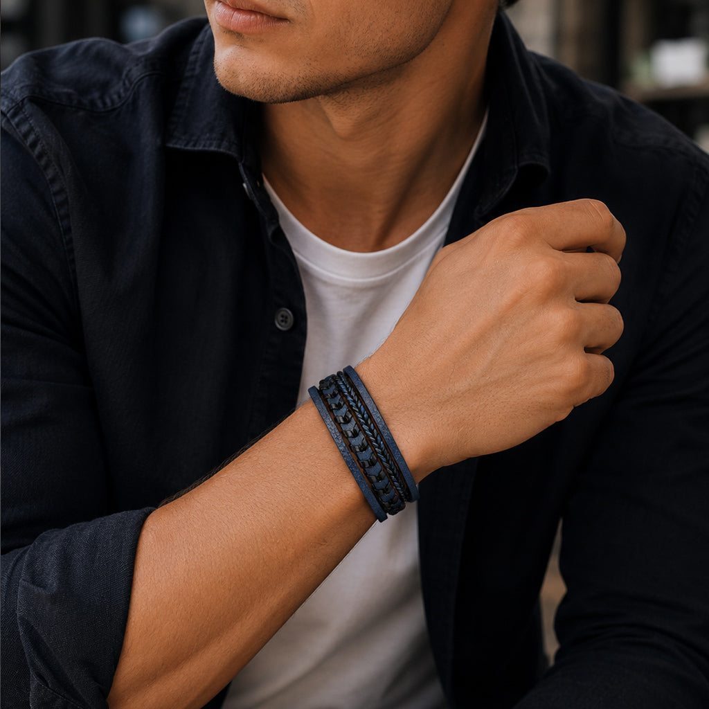 Schwarz-dunkelblaues Herren Lederarmband mit geflochtenen Strängen am Handgelenk getragen.