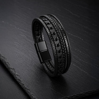 Mehrsträngiges schwarzes Herren Lederarmband mit Edelstahl-Magnetverschluss.