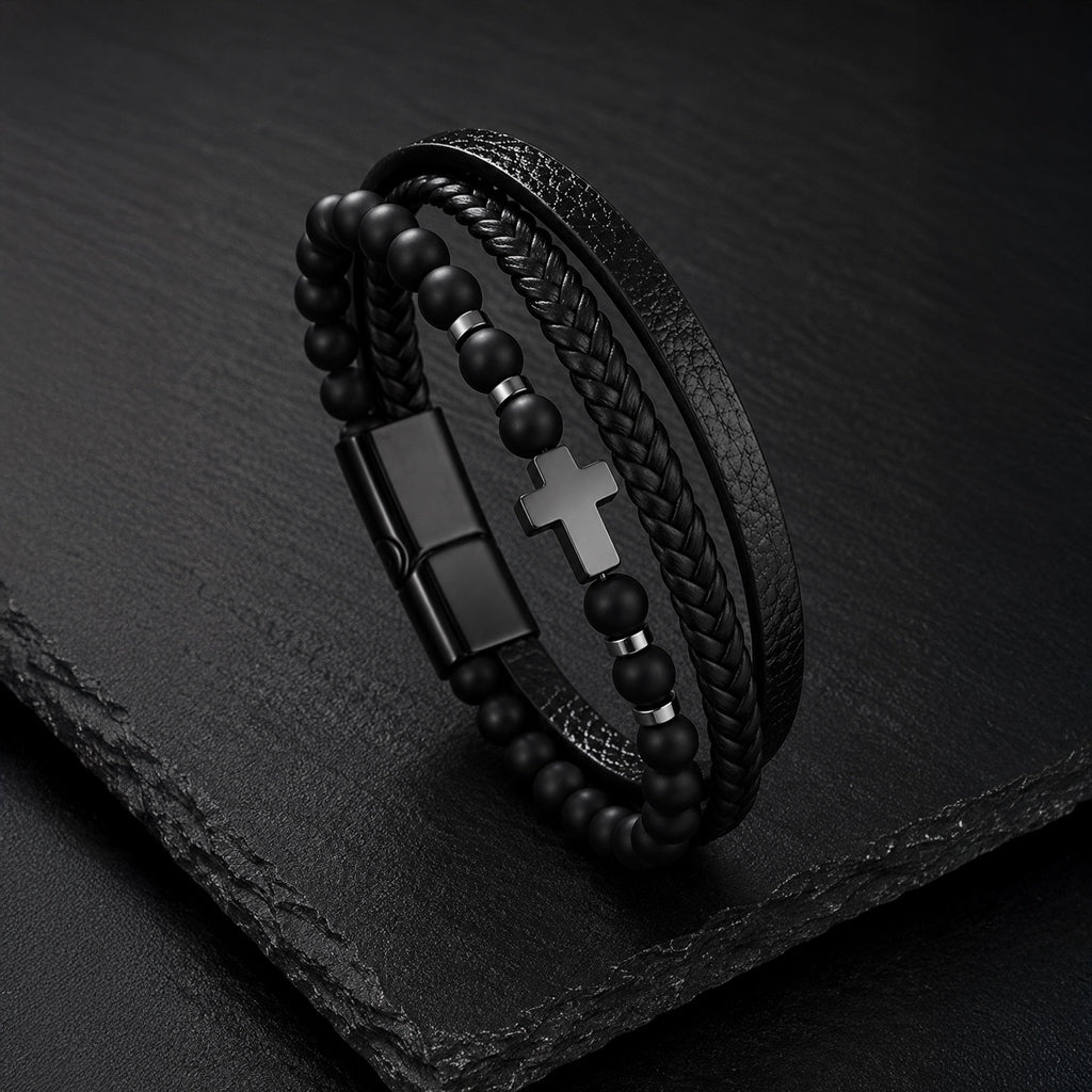 Schwarzes Herren Lederarmband mit matten Perlen und Edelstahlkreuz.