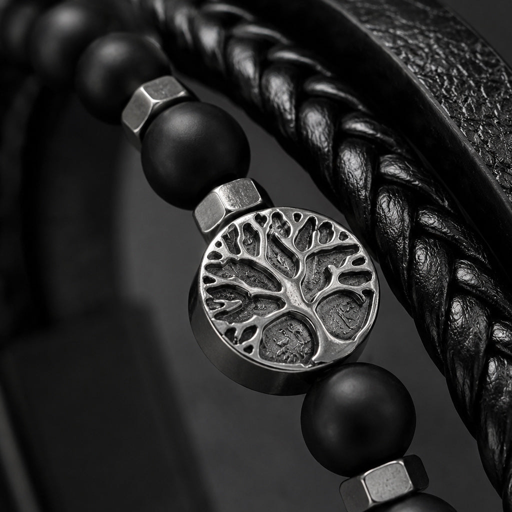 Makroaufnahme Lebensbaum Anhänger an schwarzem Herren Lederarmband.