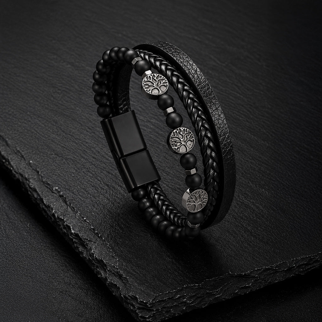 Schwarzes Herren Lederarmband mit matten Perlen und Lebensbaum Anhängern.