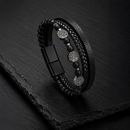 Schwarzes Herren Lederarmband mit matten Perlen und Lebensbaum Anhängern.