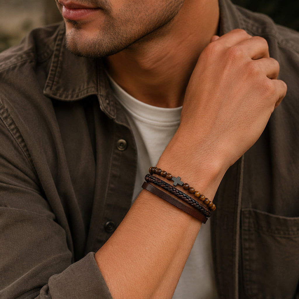 Herren Lederarmband braun mit Tigerauge Perlen und Kreuz getragen.