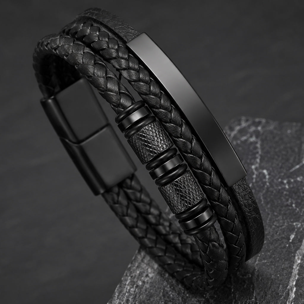 Mehrsträngiges schwarzes Herren Lederarmband mit Gravurplatte in Detailaufnahme.