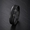 Mehrsträngiges schwarzes Herren Lederarmband mit Gravurplatte und Edelstahldetails.