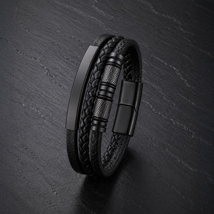 Mehrsträngiges schwarzes Herren Lederarmband mit Gravurplatte und Edelstahldetails.
