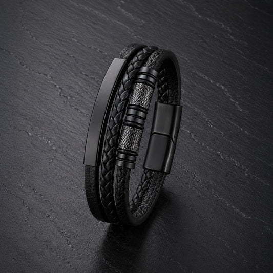 Mehrsträngiges schwarzes Herren Lederarmband mit Gravurplatte und Edelstahldetails.