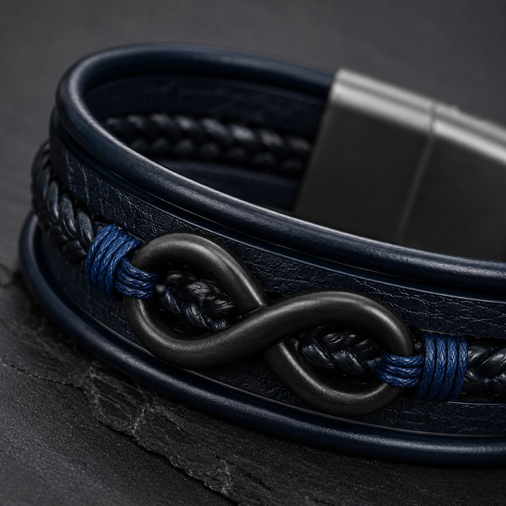 Lederarmband in blau für Männer mit 5 Strängen geflochten und glatt und mit Infinite Zeichen aus schwarzem Edelstahl Nahaufnahme 