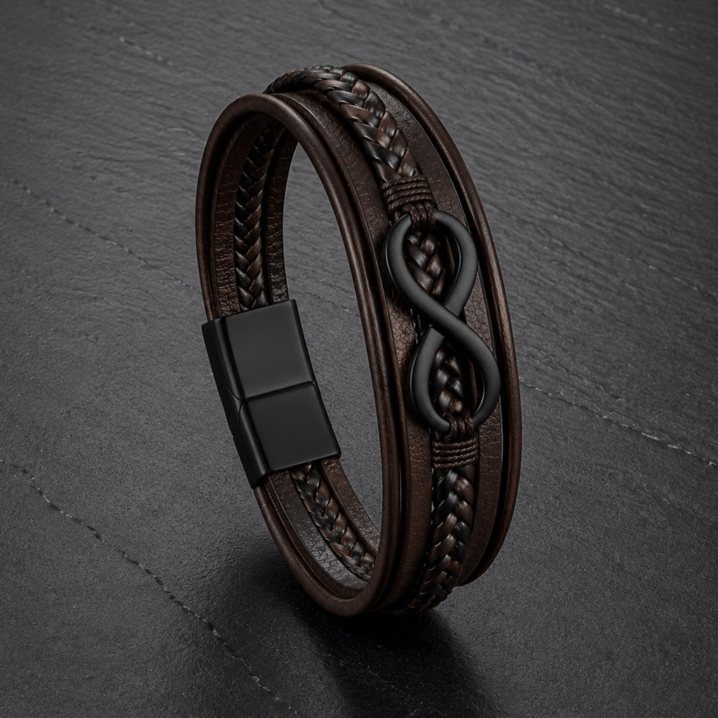 Lederarmband in braun für Männer mit 5 Strängen geflochten und glatt und mit Infinite Zeichen aus schwarzem Edelstahl auf einer Schieferplatte