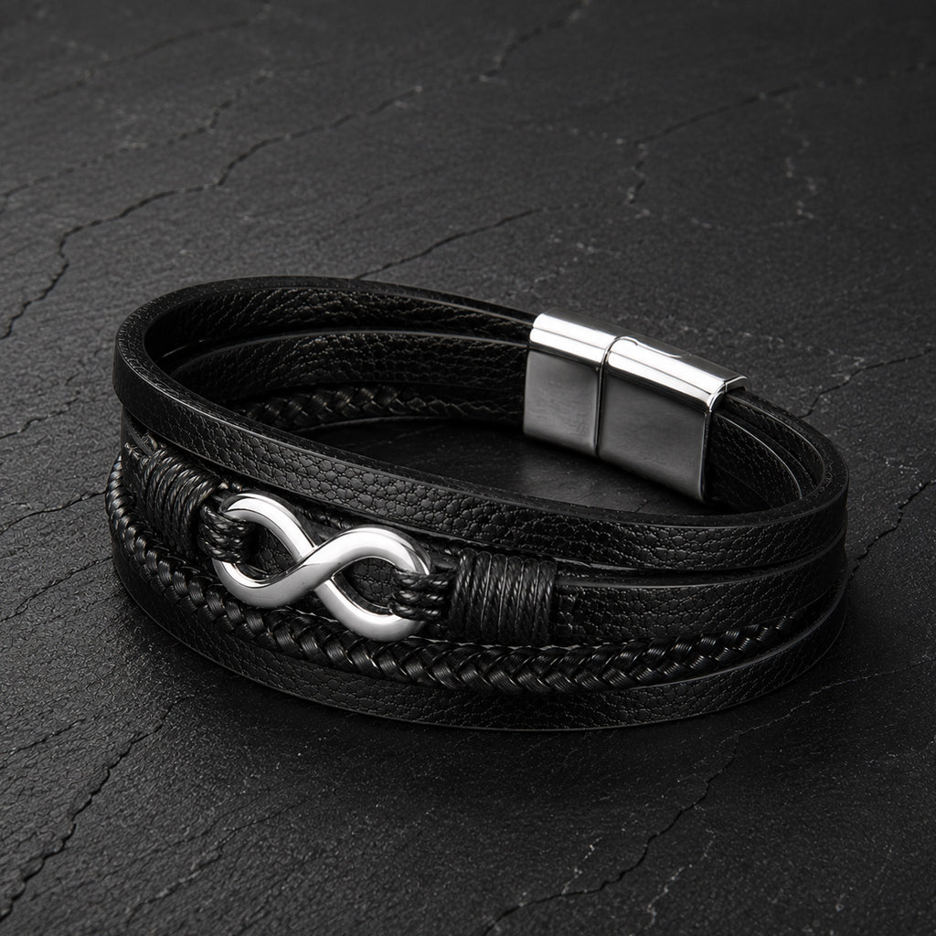 Mehrsträngiges schwarzes Herren Lederarmband mit Infinity Symbol auf Schieferplatte.