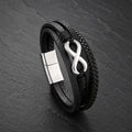 Mehrsträngiges schwarzes Herren Lederarmband mit Infinity Symbol und Magnetverschluss.