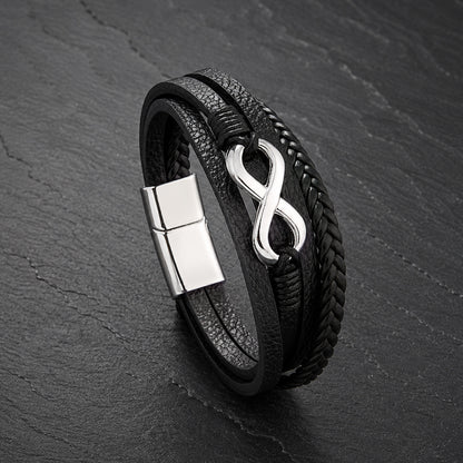 Mehrsträngiges schwarzes Herren Lederarmband mit Infinity Symbol und Magnetverschluss.