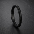 Rund geflochtenes Herren Lederarmband in Schwarz mit Magnetverschluss.