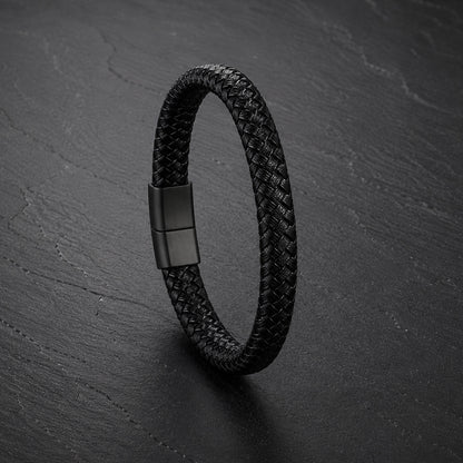 Rund geflochtenes Herren Lederarmband in Schwarz mit Magnetverschluss.