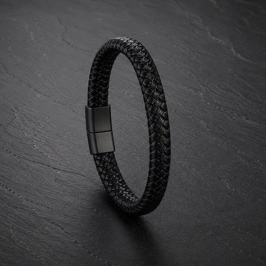 Rund geflochtenes Herren Lederarmband in Schwarz mit Magnetverschluss.