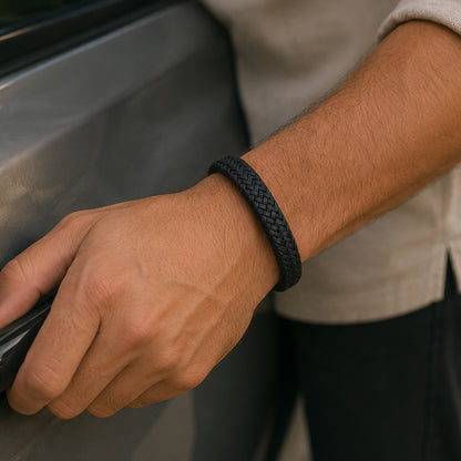 Rund geflochtenes schwarzes Herren Lederarmband am Handgelenk getragen.