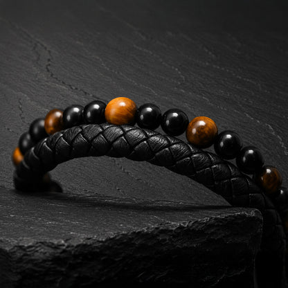 Geflochtenes schwarzes Herren Lederarmband mit Tigerauge Perlen in Detailaufnahme.