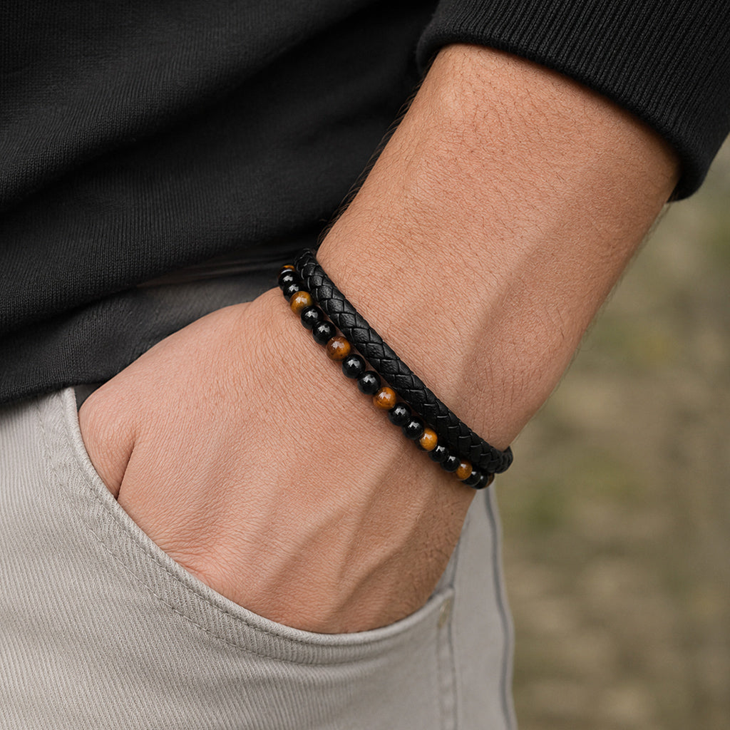 Schwarzes Herren Lederarmband mit Tigerauge Perlen am Handgelenk getragen.