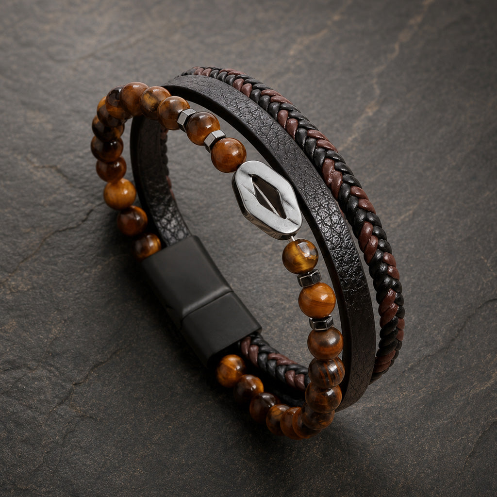Lederarmband mehrreihig in schwarz mit Tigerauge Perlen und Raute aus silbernem Edelstahl auf Schieferplatte