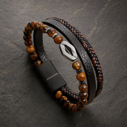 Lederarmband mehrreihig in schwarz mit Tigerauge Perlen und Raute aus silbernem Edelstahl auf Schieferplatte