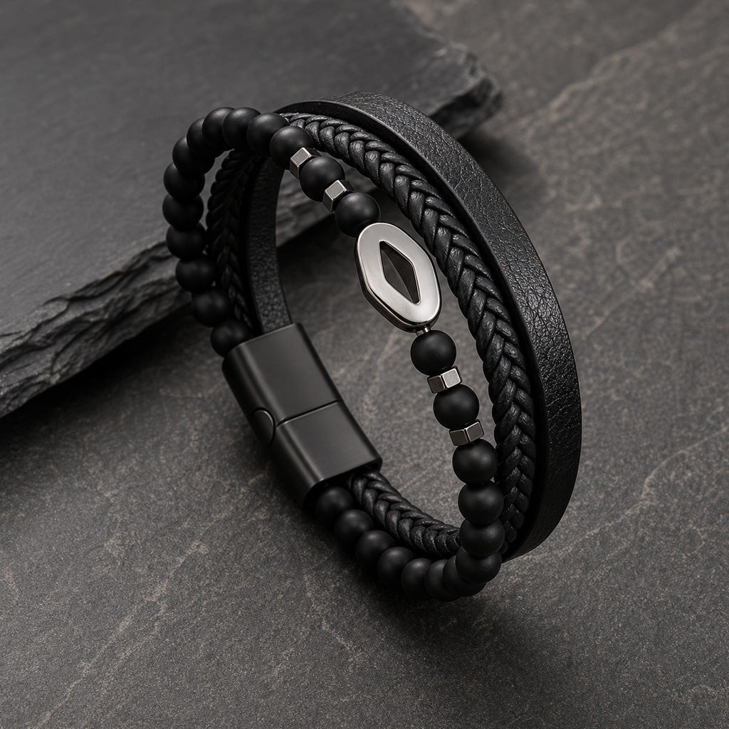 Lederarmband mehrreihig in schwarz mit matten schwarzen Perlen und Raute aus silbernem Edelstahl auf Schieferplatte