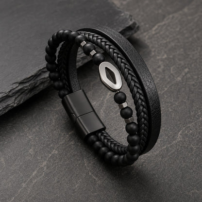 Lederarmband mehrreihig in schwarz mit matten schwarzen Perlen und Raute aus silbernem Edelstahl auf Schieferplatte