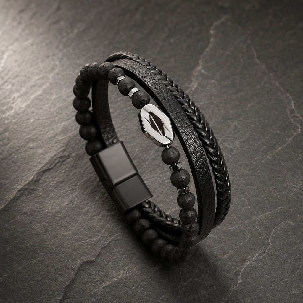 Lederarmband mehrreihig in schwarz mit  schwarzen Perlen aus Lavastein und Raute aus silbernem Edelstahl auf Schieferplatte