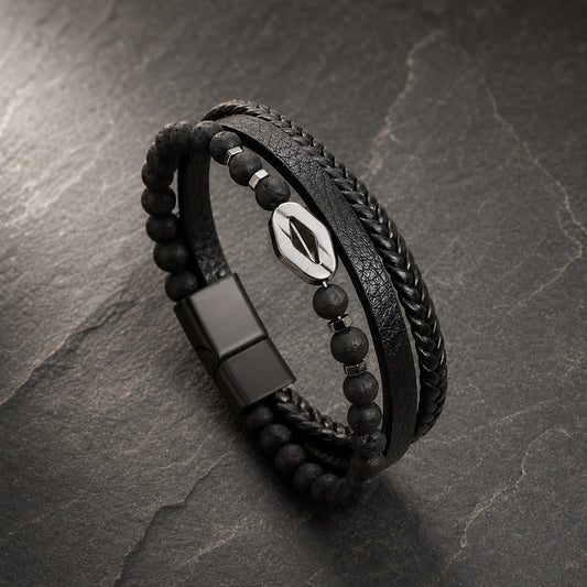 Lederarmband mehrreihig in schwarz mit  schwarzen Perlen aus Lavastein und Raute aus silbernem Edelstahl auf Schieferplatte