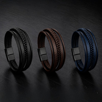 Lederarmband mit 5 Strängen geflochten und glatt in drei Farben auf einer Schieferplatte