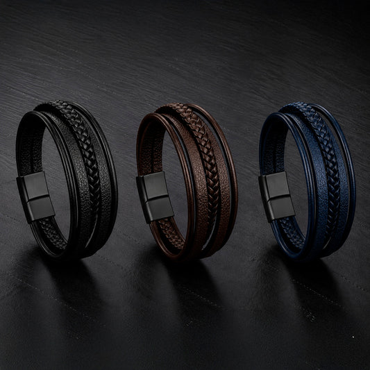 Lederarmband mit 5 Strängen geflochten und glatt in drei Farben auf einer Schieferplatte