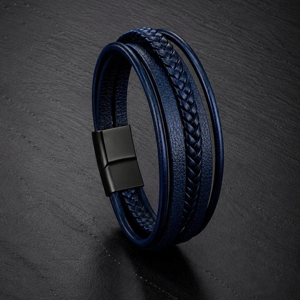Lederarmband für Männer mit 5 Strängen geflochten und glatt in blau auf einer Schieferplatte