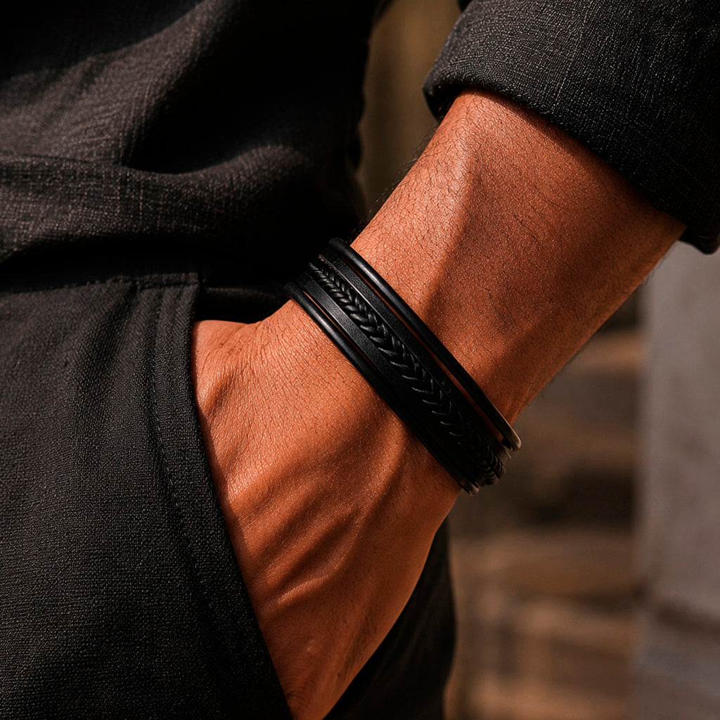 Lederarmband für Männer mit 5 Strängen geflochten und glatt in schwarz wird von einem Mann getragen