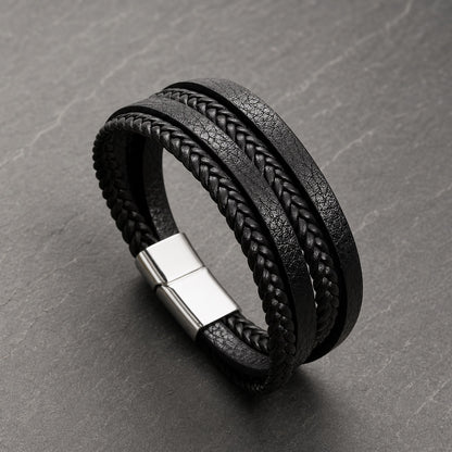 Lederarmband mehrreihig in schwarz mit Magnetverschluss aus silbernem Edelstahl auf Schieferplatte