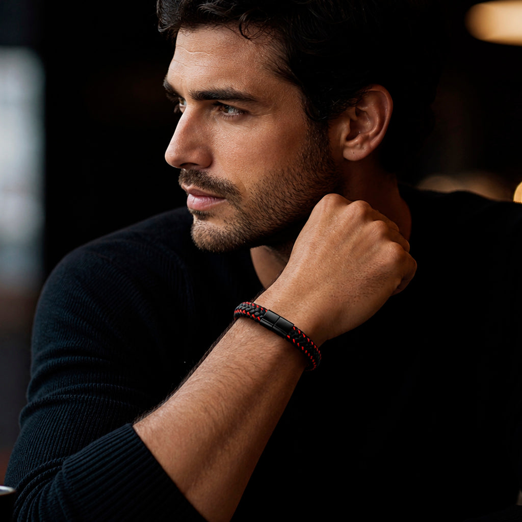 Schwarzes Herren Armband aus geflochtenem Leder mit rotem Kontrastfaden und Magnetverschluss